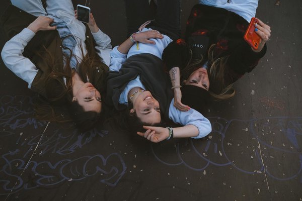 Welche Materialien sind für nachhaltige Damenmode am besten geeignet?